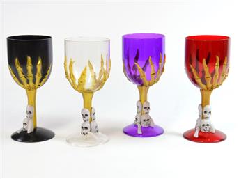 Gruselkelch, Becher mit Knochenhand, 4 Farben sortiert, 17,6x7,7cm
